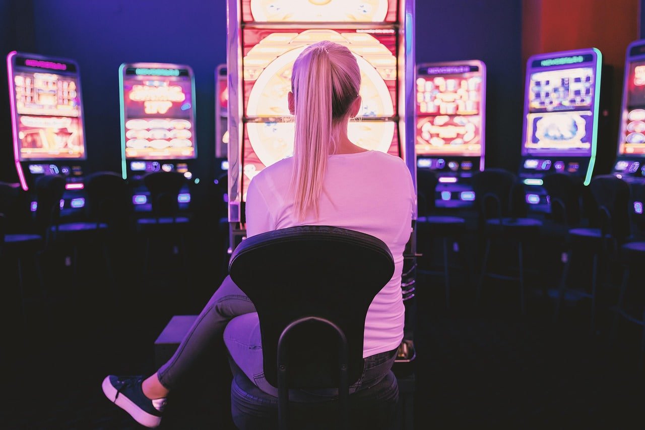 Filipino player joining a q25 live casino baccarat table on a smartphone